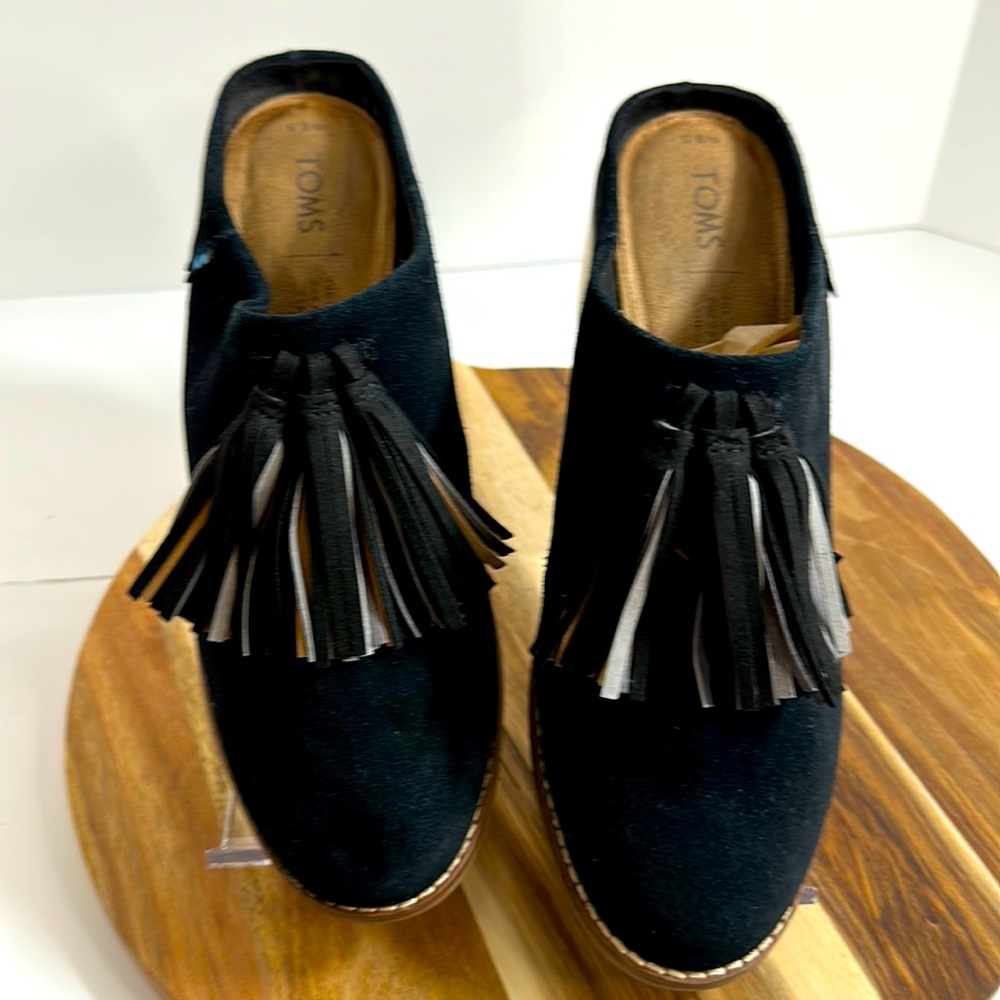 Women’s Tom’s black suede “Leila” slip-on clogs SZ 8.5 fringe tassels - Picture 2 of 15